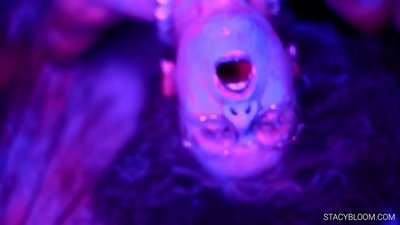 Baby masturbuje się na kamerze i doprowadza się do orgazmu.